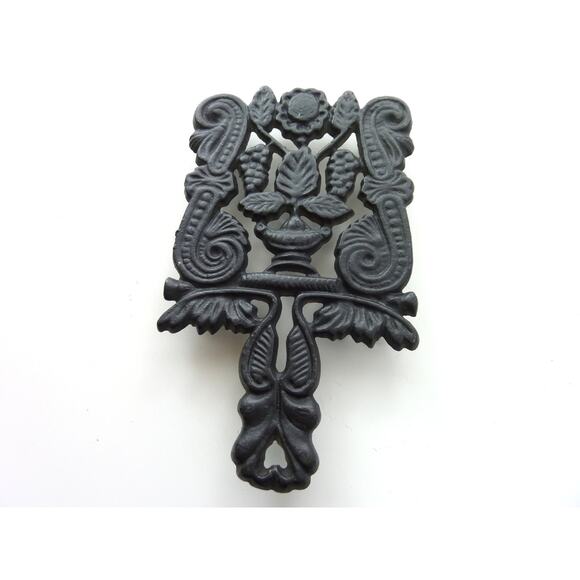 Trivet Hot Pot Pan Holder Footed Cast Iron Metal Black Laurel Leaf Vintage - Picture 5 of 5